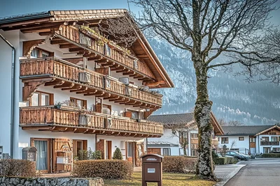 Mehrfamilienhaus im Allgäu mit Holzbalkonen – Symbol für professionelle Hausverwaltung