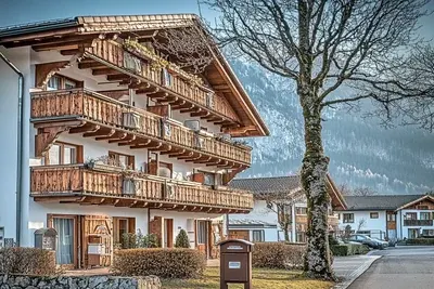 Sanierungsarbeiten an einem Mehrfamilienhaus – Symbolbild für die Finanzierung großer Maßnahmen in der Eigentümergemeinschaft