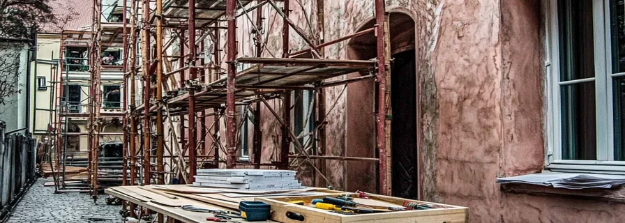 Sanierungsarbeiten an einem Wohngebäude – Symbol für technische Immobilienverwaltung im Allgäu