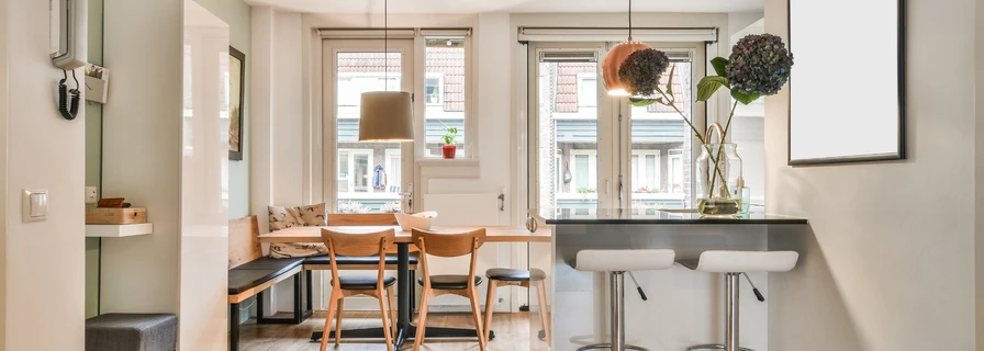 Heller Essbereich in einer modernen Wohnung - Symbolbild für Wohnungsverkauf in Pfronten