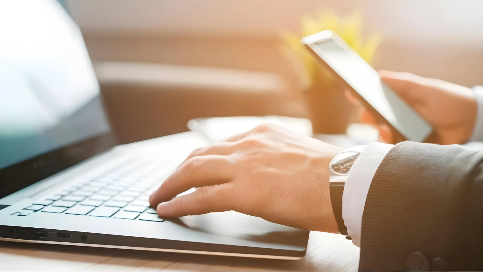 Kontaktaufnahme über Laptop und Smartphone – persönliche Beratung durch RGI Immobilien im Allgäu