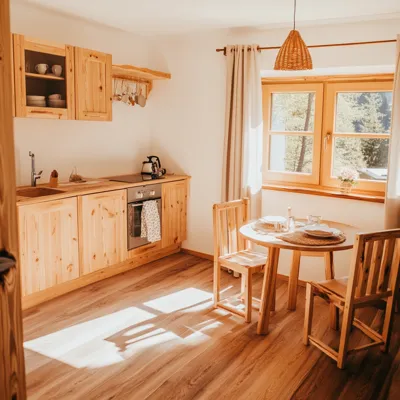 Lichtdurchflutete, möblierte Wohnung mit Holzmöbeln im Allgäu