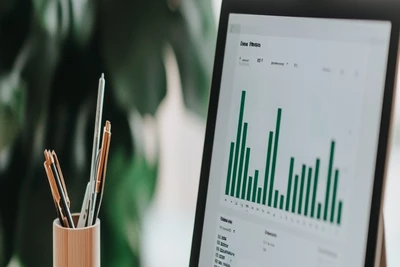 Tablet mit Immobilienbewertung-Dashboard – symbolisiert professionelle Wertermittlung durch RGI Immobilien im Allgäu