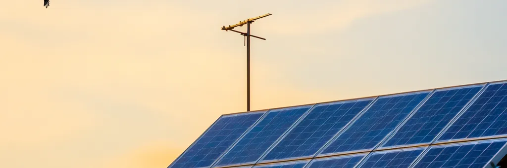 Photovoltaikanlage auf Hausdach bei Sonnenuntergang – Symbolbild für Energieausweis und Vermieterpflichten in Bayern